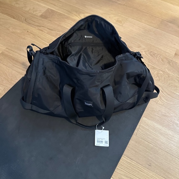 Black lululemon All Day Essentials Duffle / Sac de sport / NWT - Picture 3 of 7
